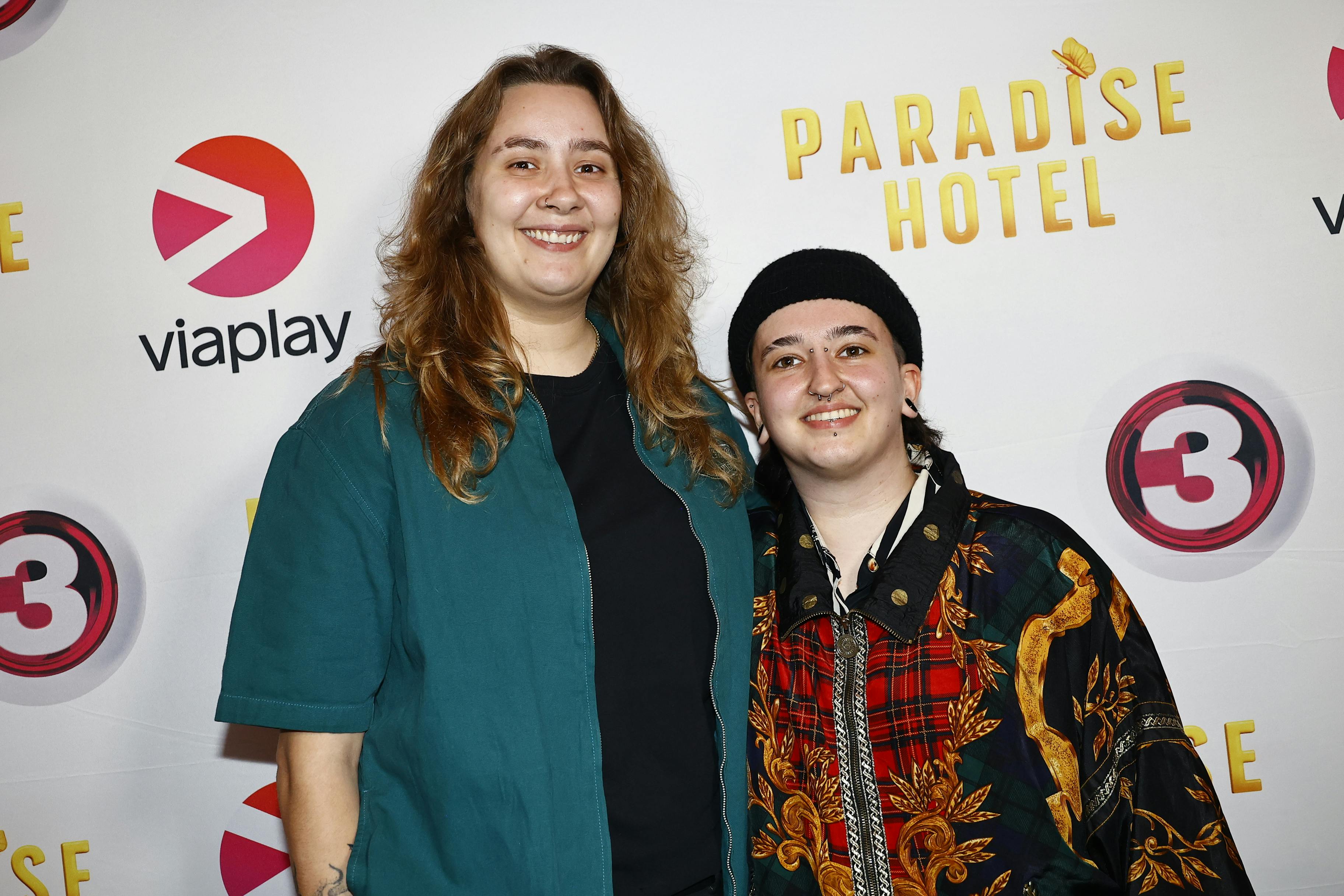 Lykke Bang og Sara Prsic er i gang med at pifte lejligheden i Gellerup op.