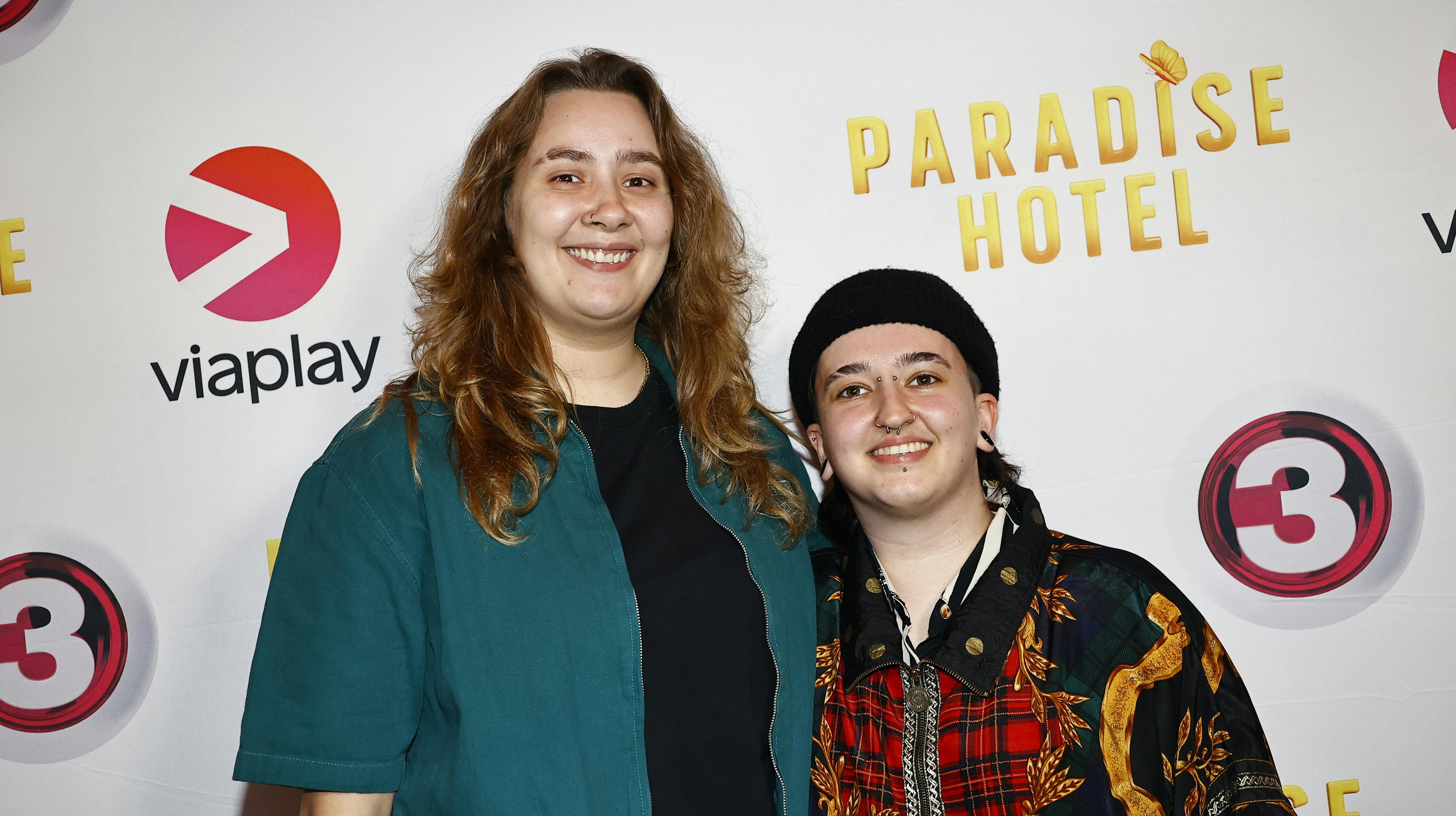 Lykke Bang og Sara Prsic er i gang med at pifte lejligheden i Gellerup op.