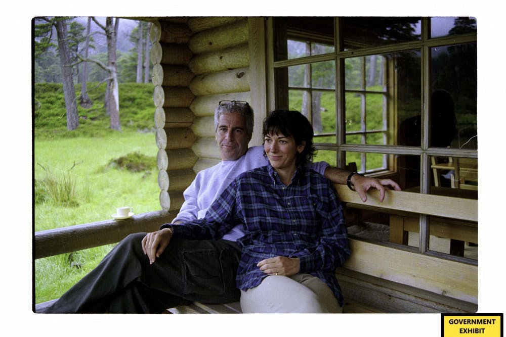 Ghislane Maxwell sammen med sin tidligere kæreste og mangeårige samarbejdspartner Jeffrey Epstein. Billedet var en del af bevismaterialet i sagen mod hende, der førte til en 20-årig fængselsdom i 2022. (Arkivfoto). - Foto: Handout/Ritzau Scanpix