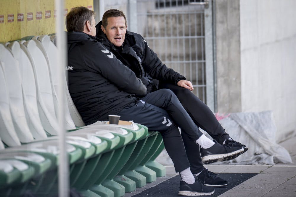 Åge Hareide og Peter Møller snakker her sammen på en udskiftningsbænk i Schweiz i marts 2019 i dagene op til en EM-kvalifikationskamp mod alpelandet. (Arkivfoto).&nbsp;&nbsp;