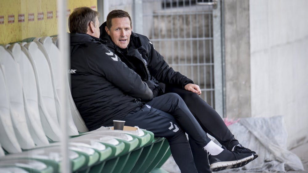 Åge Hareide og Peter Møller snakker her sammen på en udskiftningsbænk i Schweiz i marts 2019 i dagene op til en EM-kvalifikationskamp mod alpelandet. (Arkivfoto). 