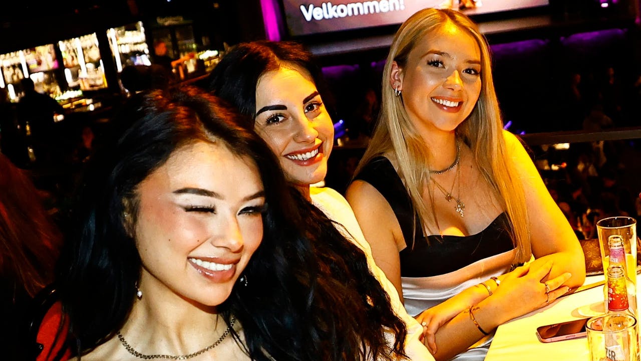 Mathilde Bang (til højre) sad under snigpremieren sammen med blandt andre Barbara og Rosa fra sin egen sæson af "Paradise Hotel".