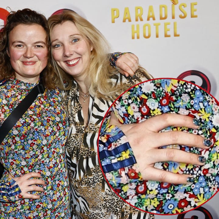 Nina Ettrup Larsens glimmersten på neglene fik lov at stjæle opmærksomheden denne aften. Med til premiere havde hun veninden Julie.