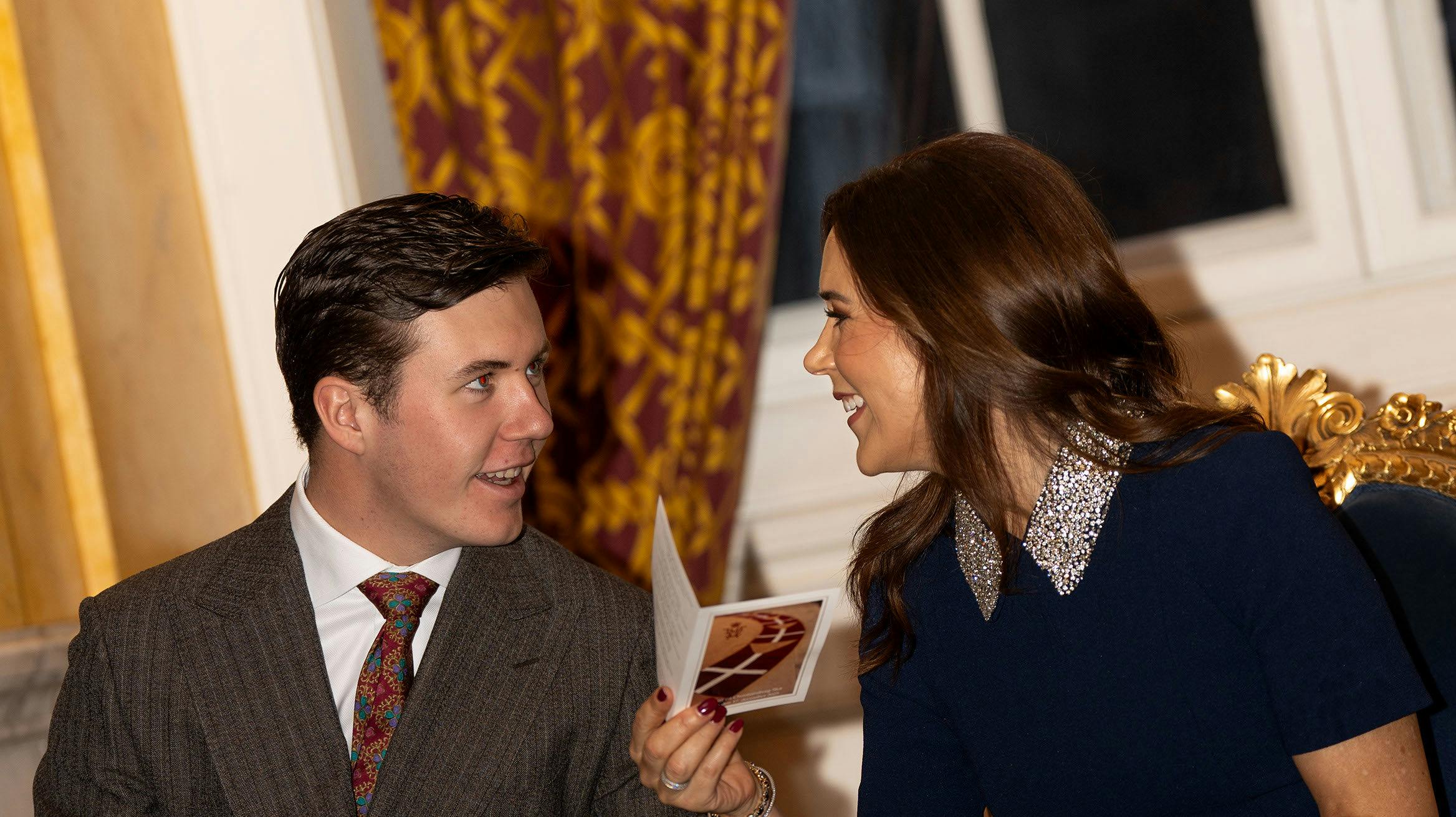 Kronprins Christian var hjemme fra kasernen og sludrede med dronning Mary.