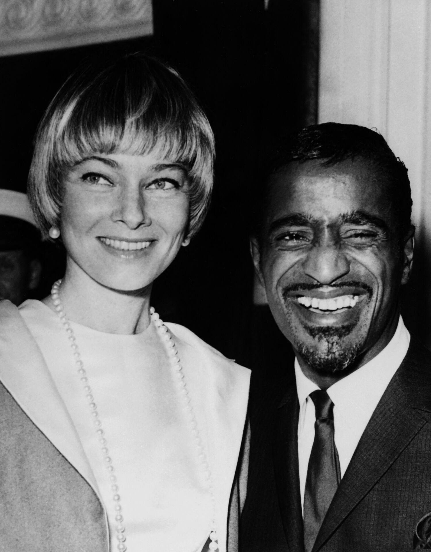 Ægteskabet mellem May Britt og Sammy Davis Jr. vakte opsigt i USA, hvor ægteskaber mellem sorte og hvide stadig var ulovligt i 31 stater.