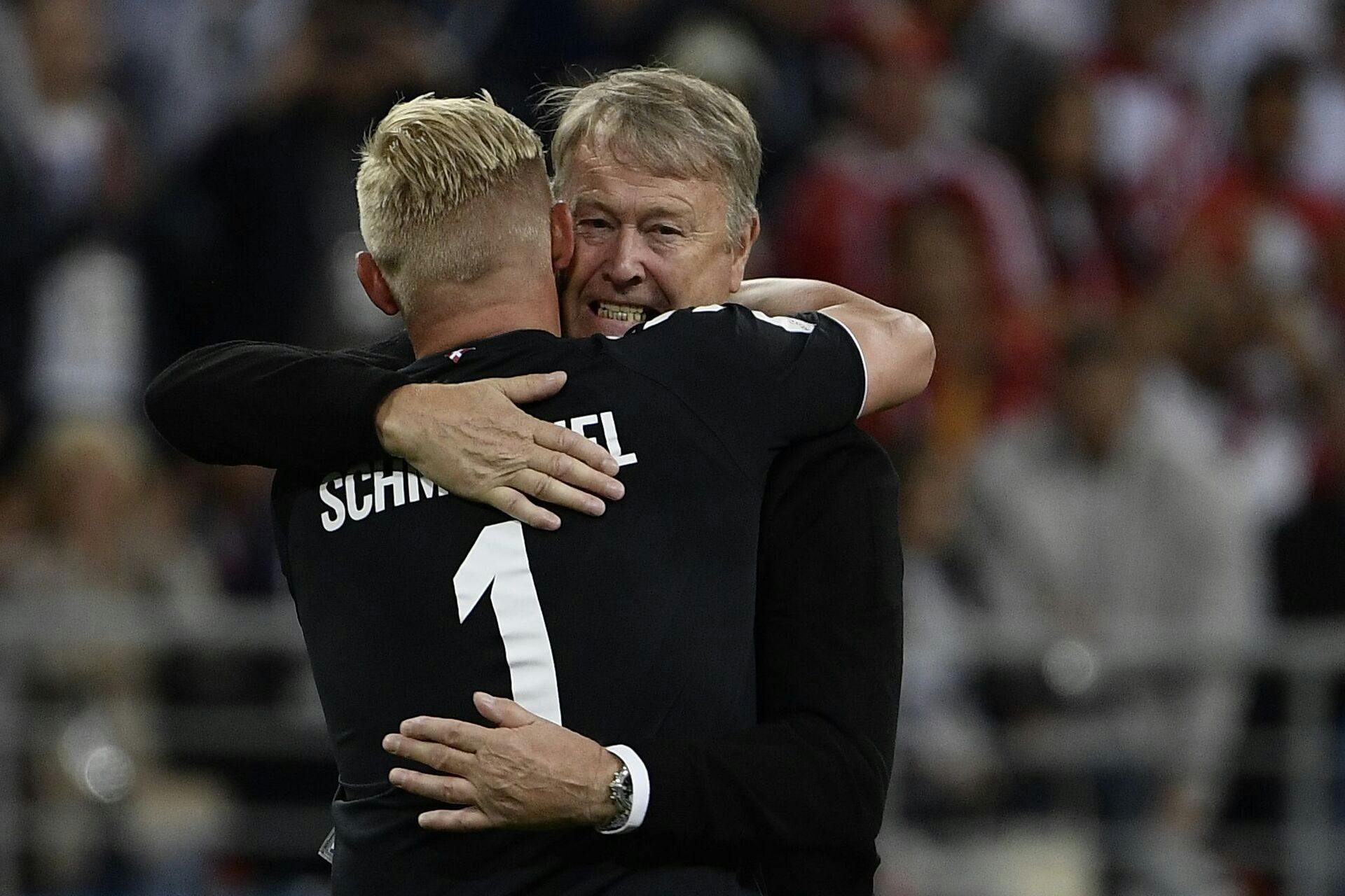 Kasper Schmeichel Åge Hareide omfavner hinanden under VM i 2018.