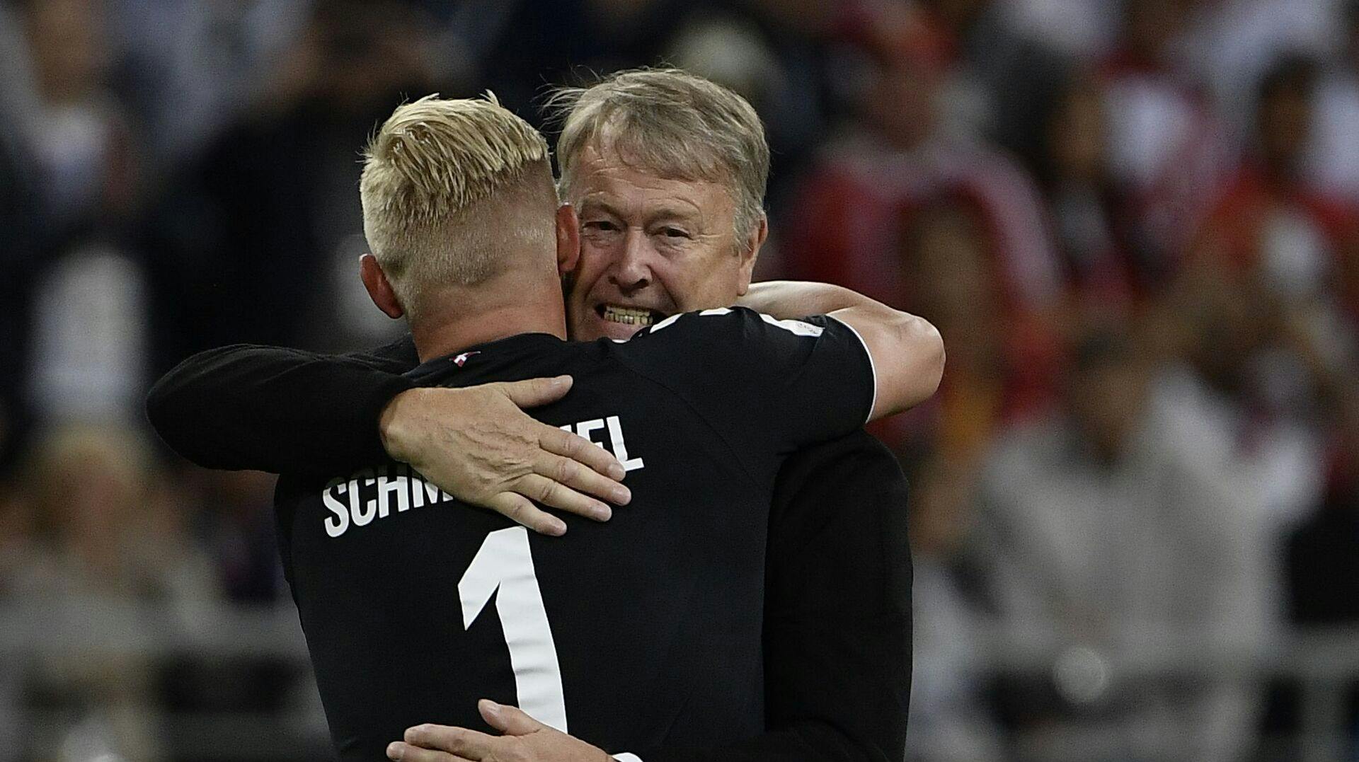 Kasper Schmeichel Åge Hareide omfavner hinanden under VM i 2018.