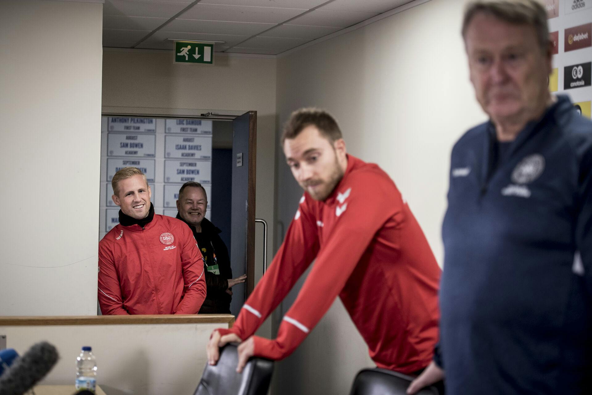 Kasper Schmeichel og Christian Eriksen er blandt de danske landsholdsstjerner, der har reageret efter dødsfaldet.