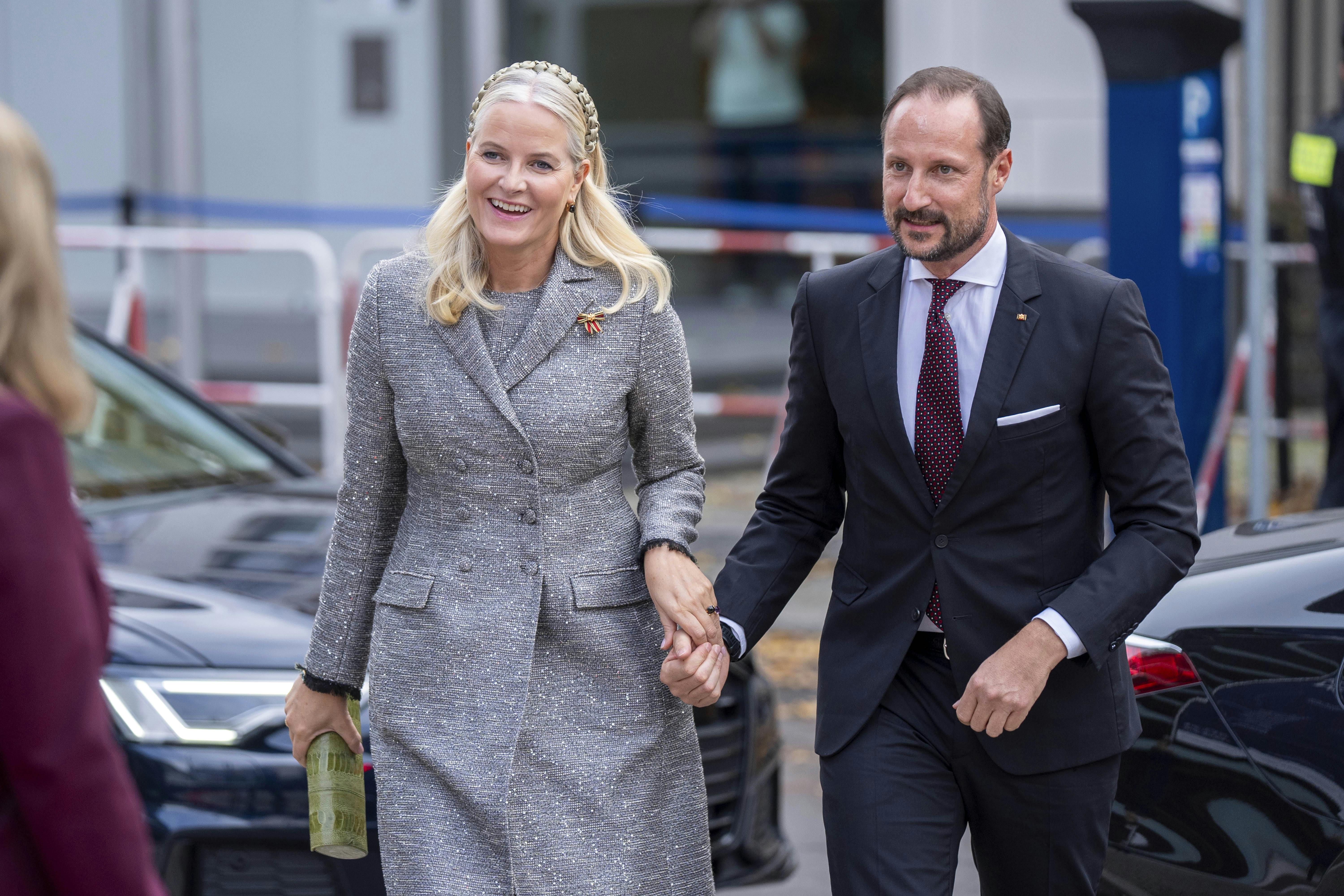 Norges kronprinsesse Mette-Marit er gift med kronprins Haakon. Siden 2018 har hun været diagnosticeret med den kroniske lungesygdom lungefibrose, der er blevet forværret de seneste seks måneder.
