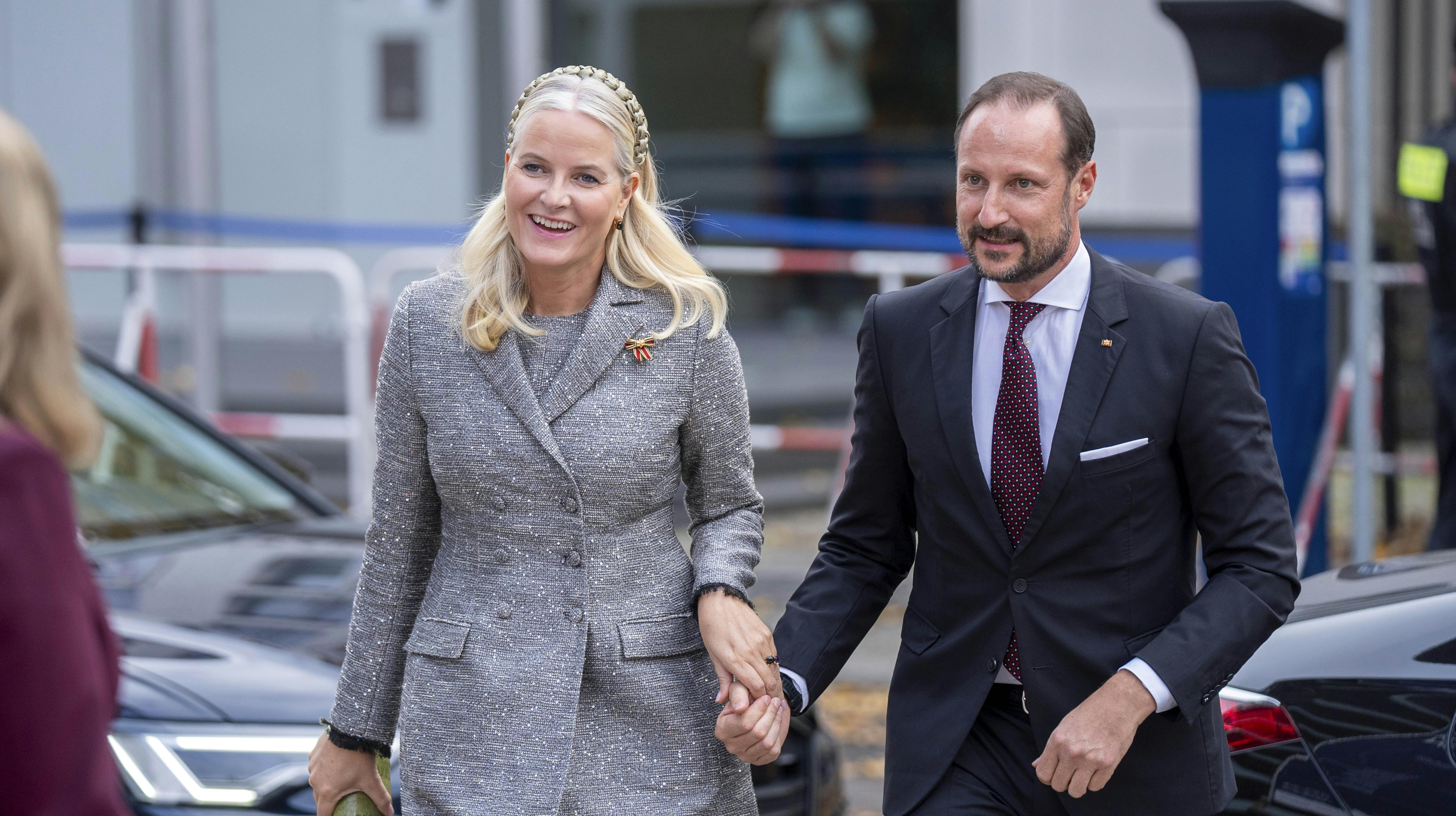Norges kronprinsesse Mette-Marit er gift med kronprins Haakon. Siden 2018 har hun været diagnosticeret med den kroniske lungesygdom lungefibrose, der er blevet forværret de seneste seks måneder.