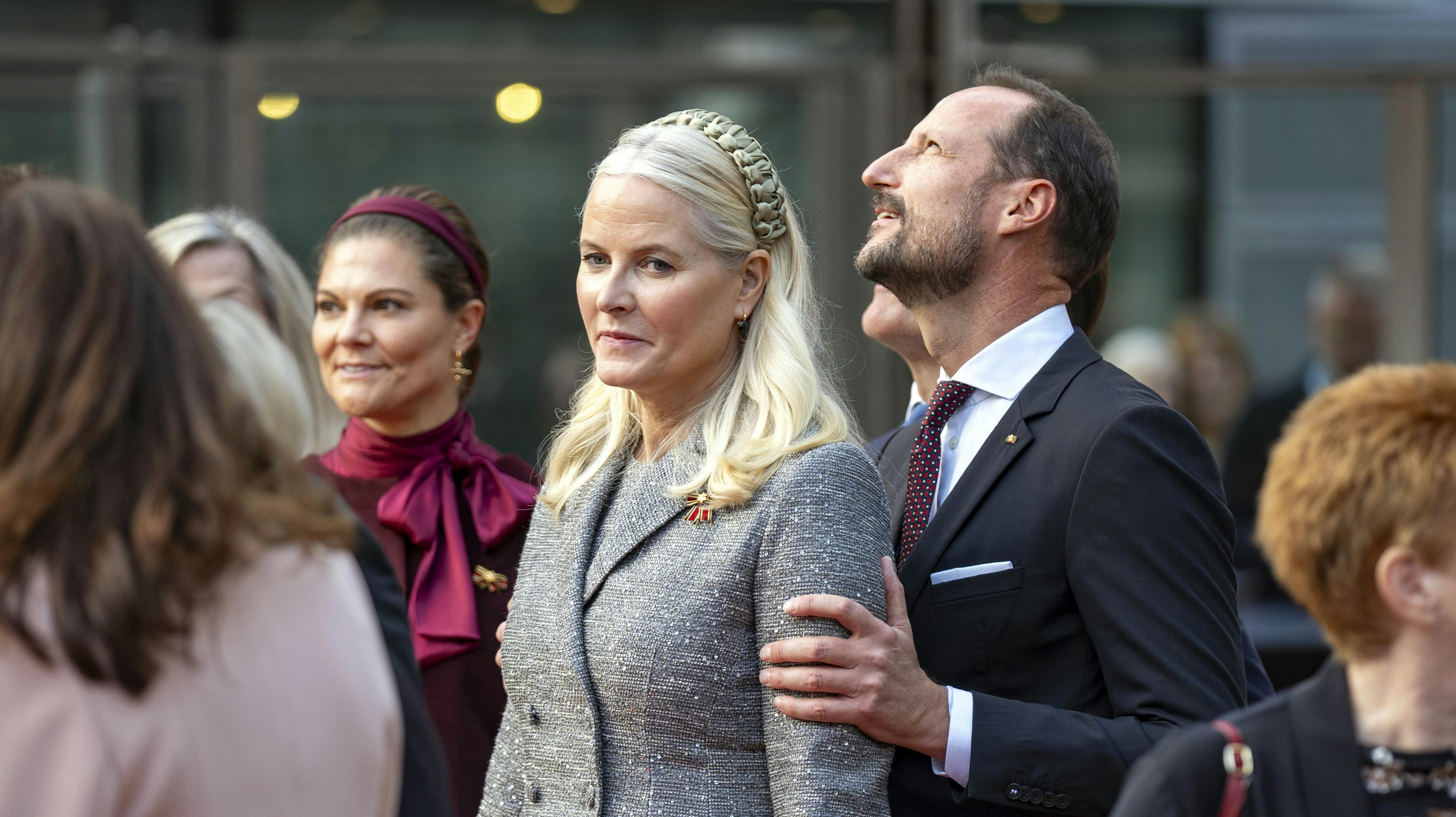 Kronprinsesse Mette-Marit og kronprins Haakon fortæller nu om hends alvorlige sygdom i et meget ærligt og meget følelsesladet interview.