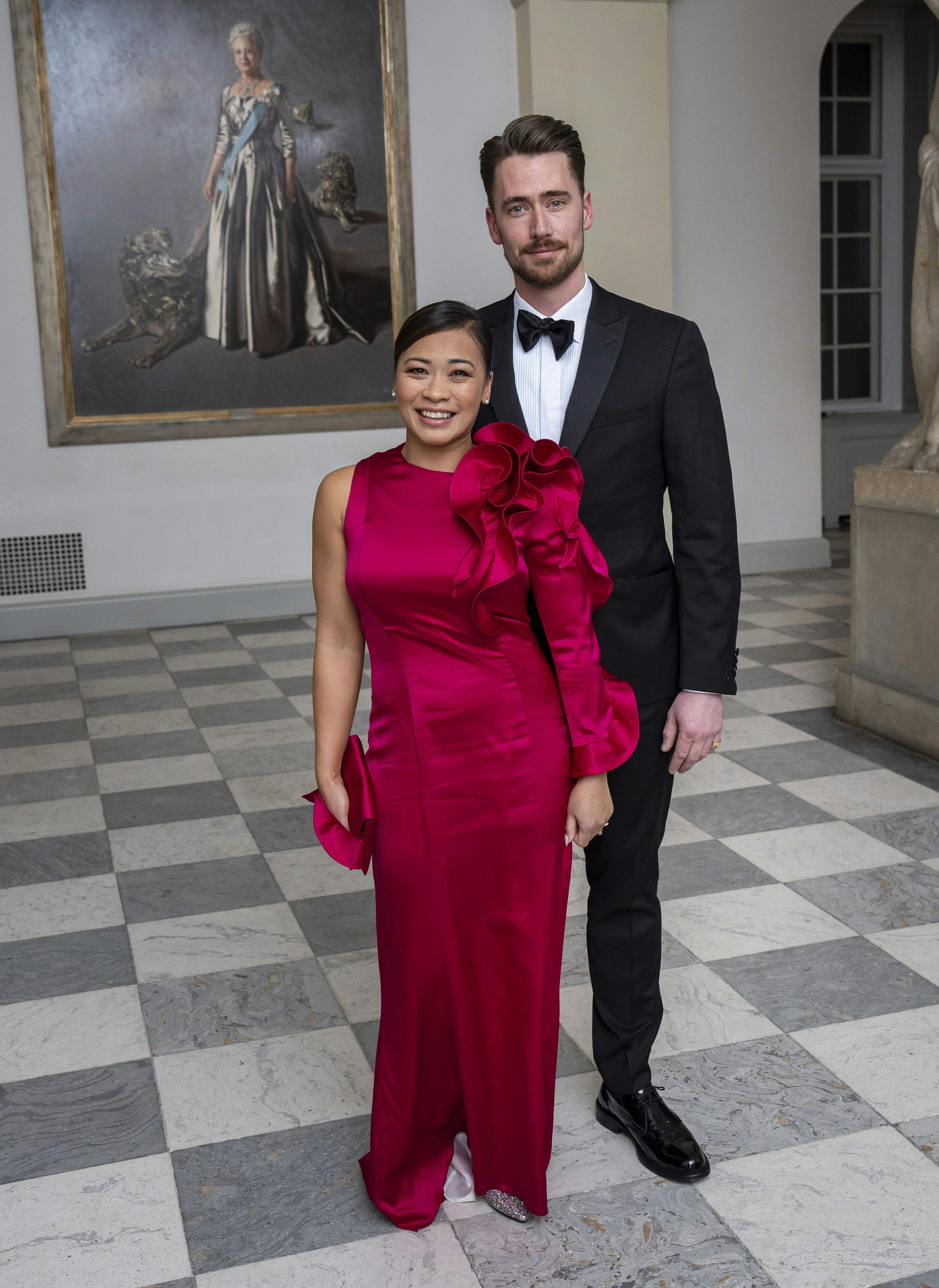 ”Masterchef”-dommer Dak Wichangoen, 39, brillerede i en fuchsia-farvet kjole fra Buch Couture til kongeparrets kunstnerbal med manden, Anders Gjørtler Wichangoen.