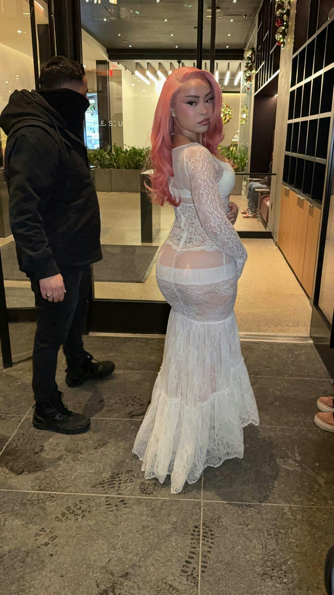 New York City, NY Ice Spice stuns in white as she arrives to Watch What Happens Live with Andy Cohen in New York. Pictured: Ice Spice BACKGRID USA 17 DECEMBER 2025 USA: +1 310 798 9111 / usasales@backgrid.com UK: +44 208 344 2007 / uksales@backgrid.com *UK Clients - Pictures Containing Children Please Pixelate Face Prior To Publication*