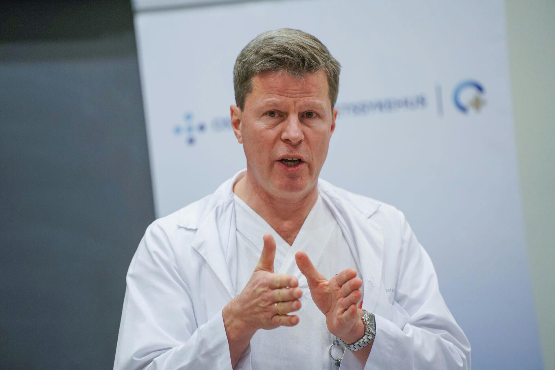 Are Martin Holm fortæller på en pressemøde om kronprinsessens sygdom.