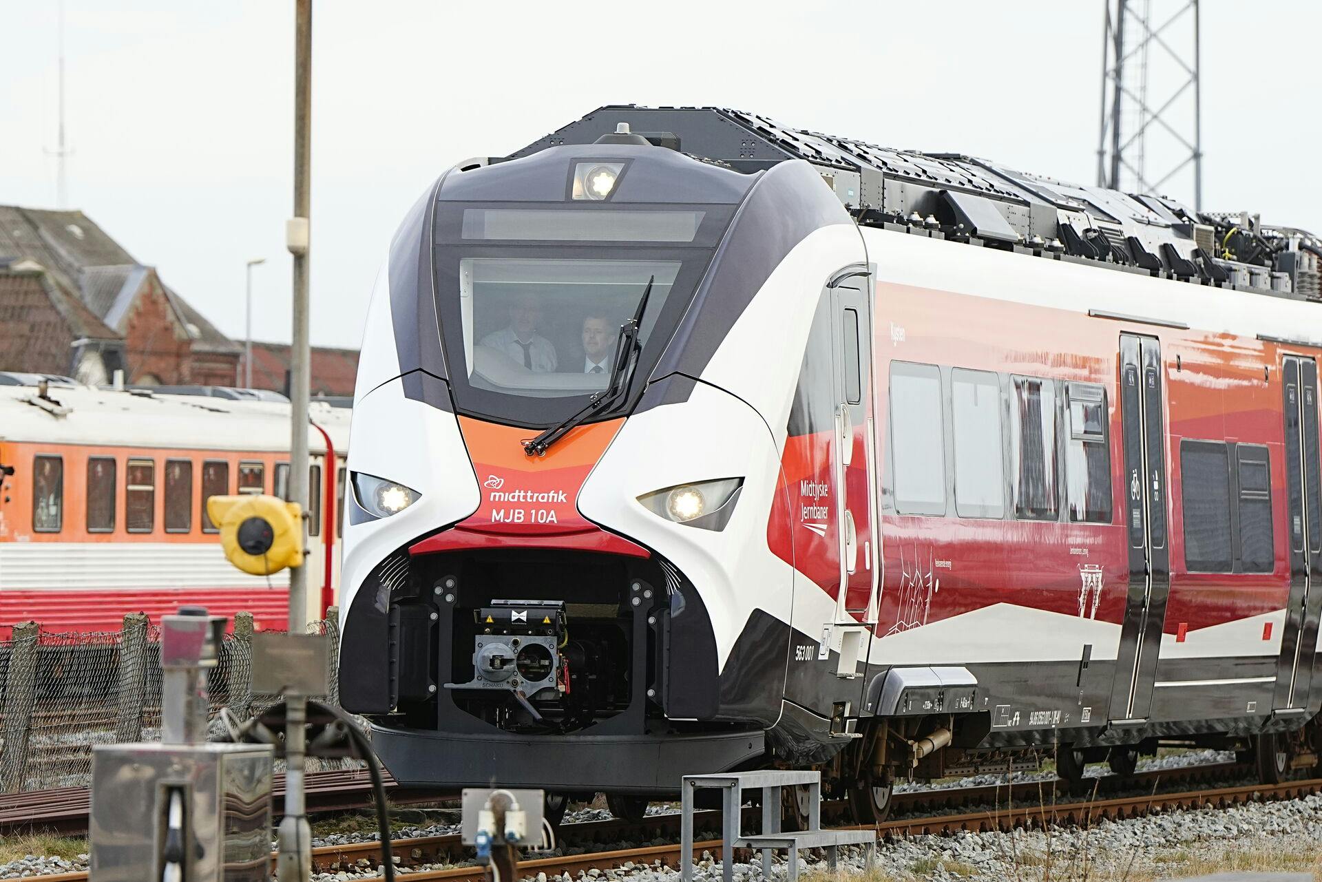 Kong Frederik styrer Danmarks første batteritog i Vestjylland 19. december 2025