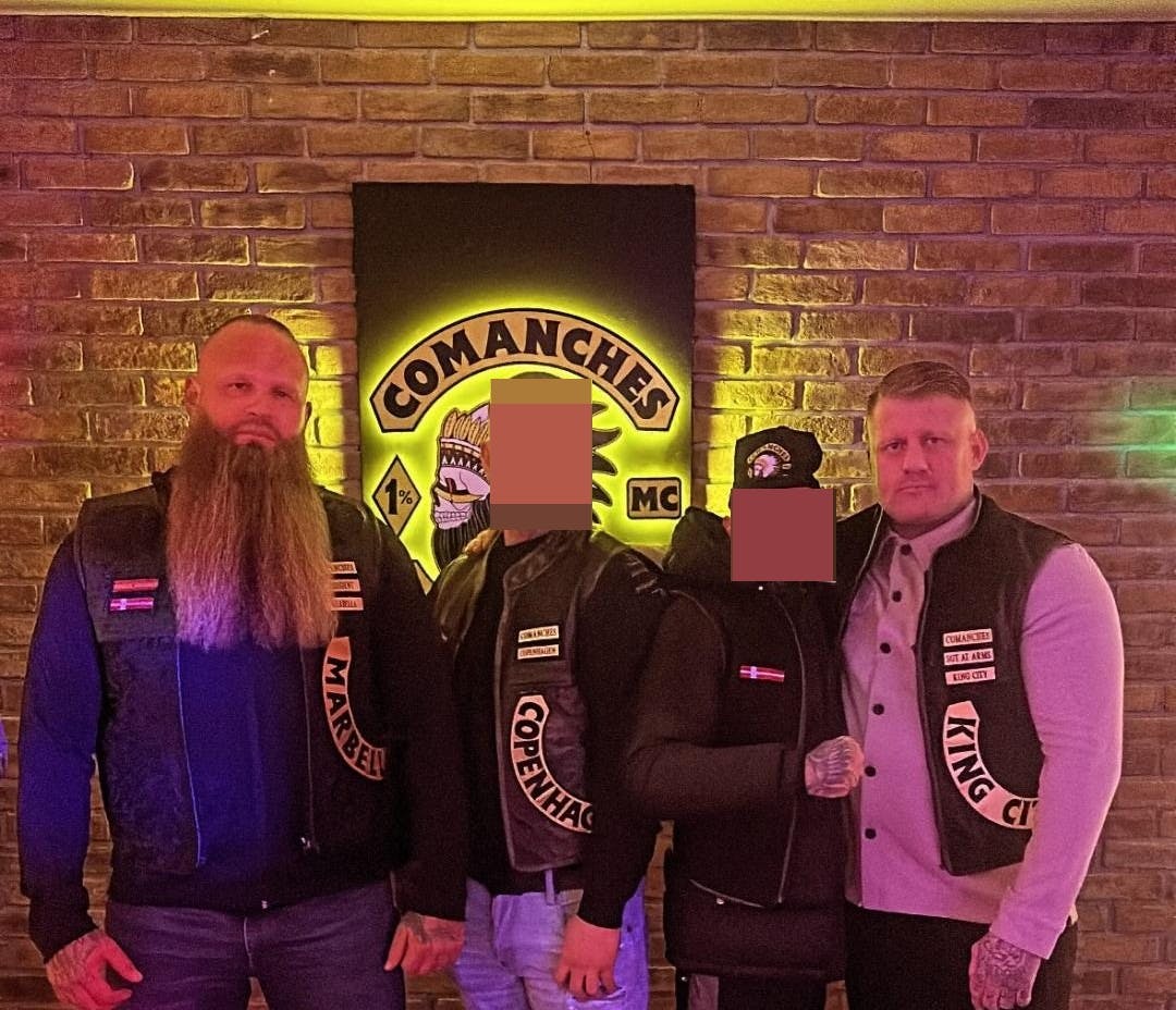Yderst til højre ses Patrick Nielsen i sin rockervest fra Comanches. På vesten kan man se, at han er Sergent At Arms i klubbens afdeling i Roskilde, der kalder sig for "King City". Yderst til venstre ses det tidligere Hells Angels-medlem Phillip Nielsen, der i dag er præsident for Comanches afdeling i Marbella, Spanien.