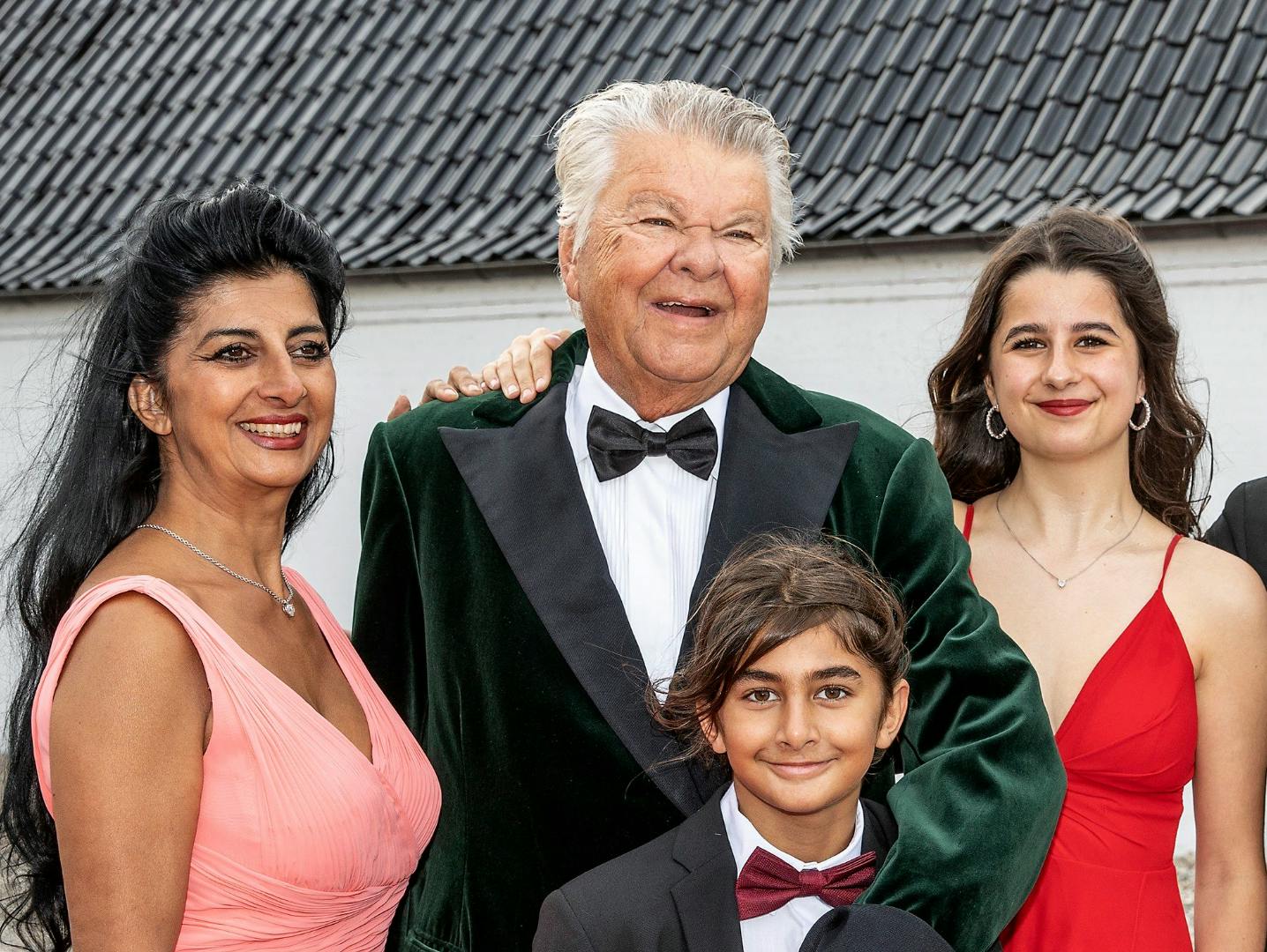 Generationsskiftet i Kjær-dynastiet er i fuld gang. 19-årige Stella, til højre, er blevet bestyrelsesformand for et selskab, som Susan Astani-Kjær er direktør for og som Alexander, 13, senere skal overtage.