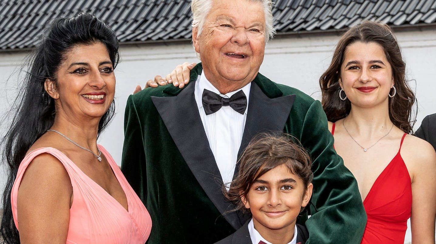 Generationsskiftet i Kjær-dynastiet er i fuld gang. 19-årige Stella, til højre, er blevet bestyrelsesformand for et selskab, som Susan Astani-Kjær er direktør for og som Alexander, 13, senere skal overtage.