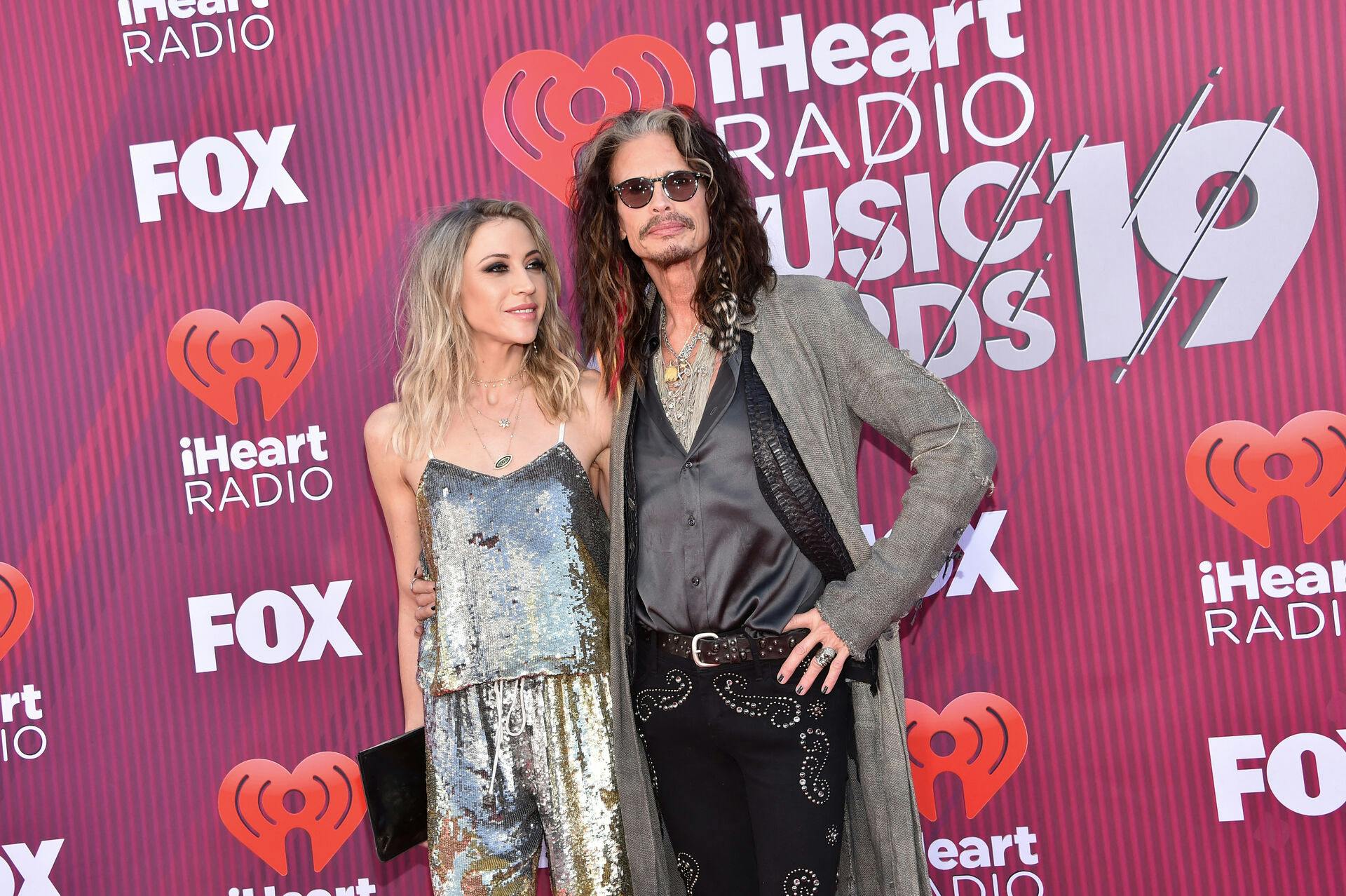 Steven Tyler og Aimee Preston mødte hinanden i 2012, da han hyrede hende som personlig assistent. Og trods rygter om det modsatte er de altså stadig kærester.