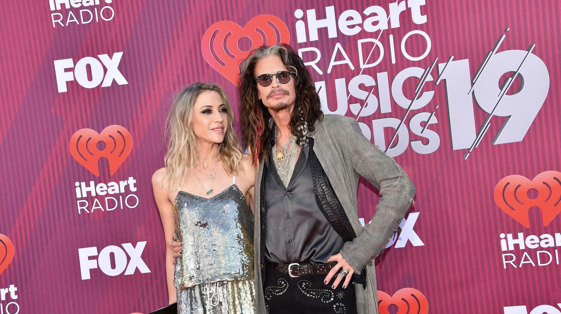 Steven Tyler og Aimee Preston mødte hinanden i 2012, da han hyrede hende som personlig assistent. Og trods rygter om det modsatte er de altså stadig kærester.