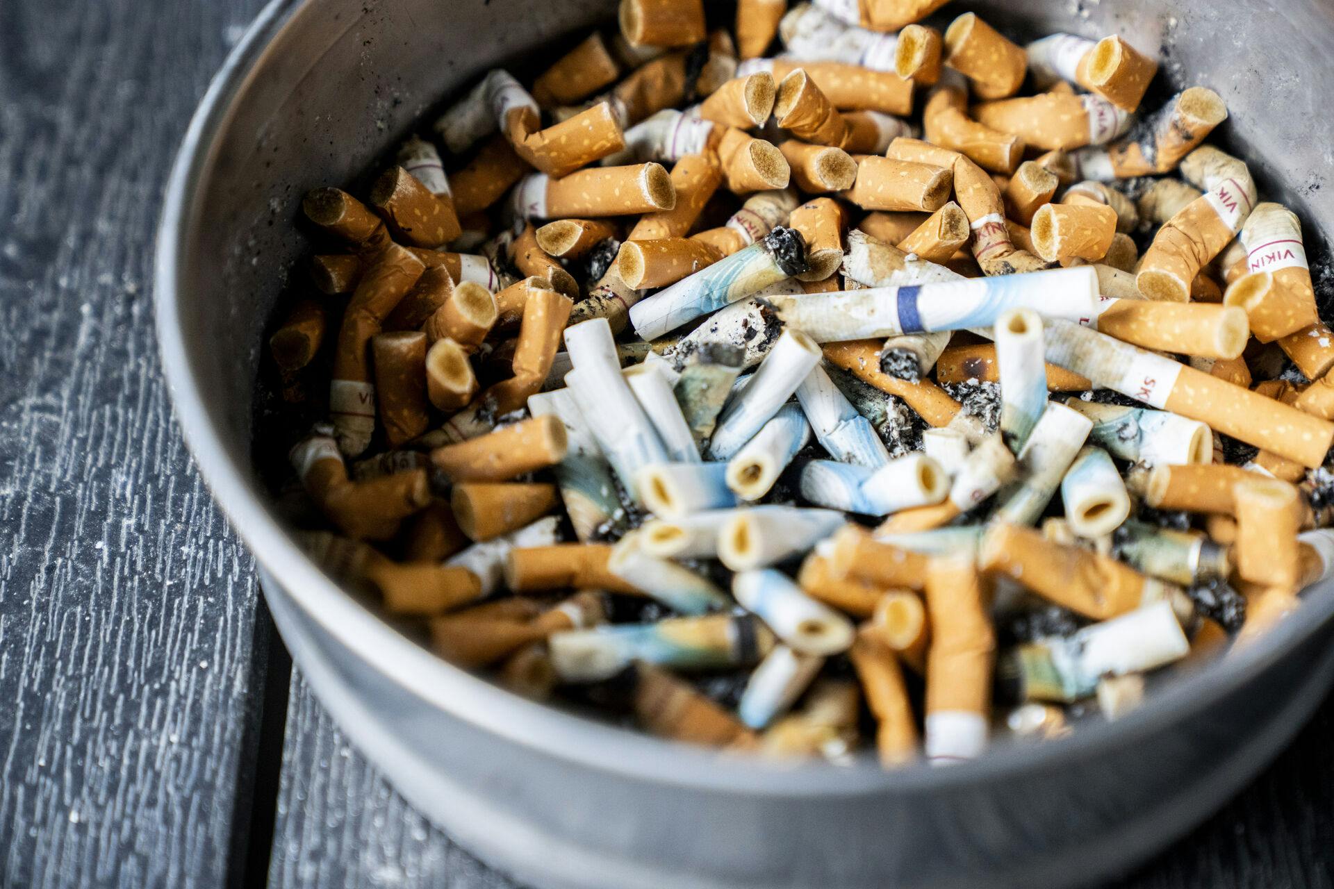 Står til det Kræftens Bekæmpelse, behøver mindre værtshuse ikke længere at have askebægre stående fremme.