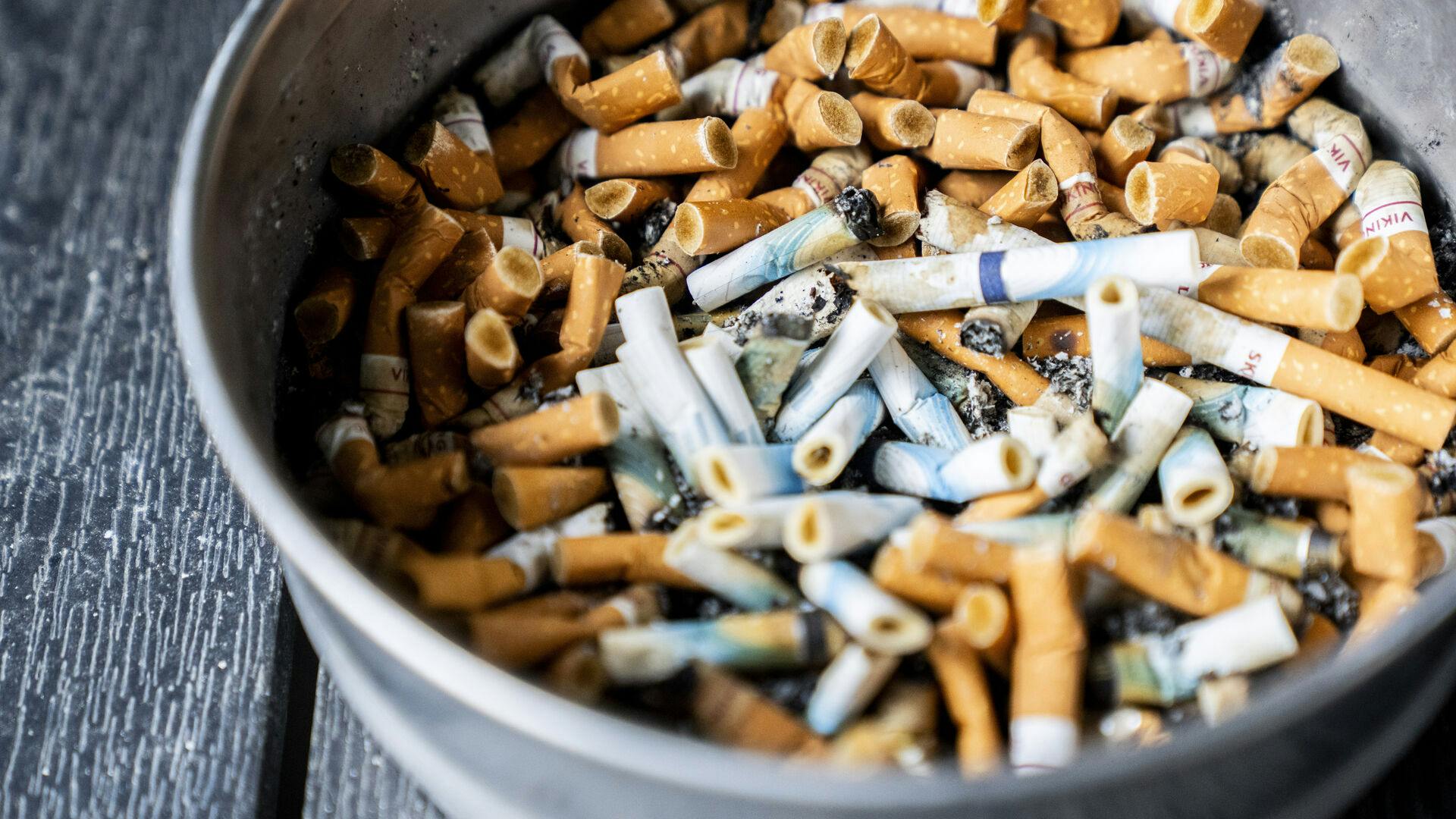 Står til det Kræftens Bekæmpelse, behøver mindre værtshuse ikke længere at have askebægre stående fremme.