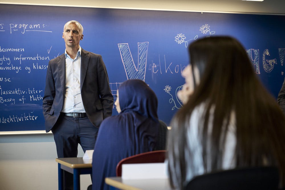 Undervisningsminister Mattias Tesfaye (S) besøgte Herlev gymnasium i august. Ministeren har udtrykt en skarp kritik af en nu fjernet kampagne fra Børnerådet, der berettede om vold mod elever i folkeskolen.