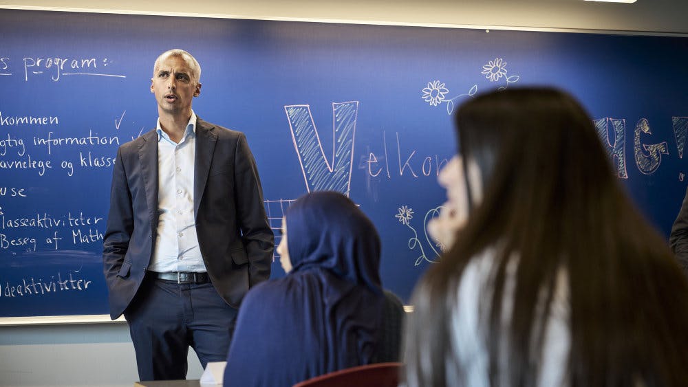 Undervisningsminister Mattias Tesfaye (S) besøgte Herlev gymnasium i august. Ministeren har udtrykt en skarp kritik af en nu fjernet kampagne fra Børnerådet, der berettede om vold mod elever i folkeskolen.