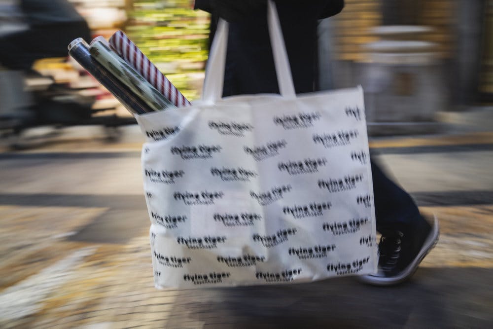 Firmajulegaver er en stærk tradition blandt private virksomheder, hvor næsten alle privatansatte får en gave med hjem fra chefen.