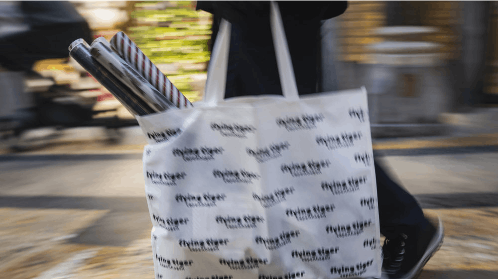 Firmajulegaver er en stærk tradition blandt private virksomheder, hvor næsten alle privatansatte får en gave med hjem fra chefen.