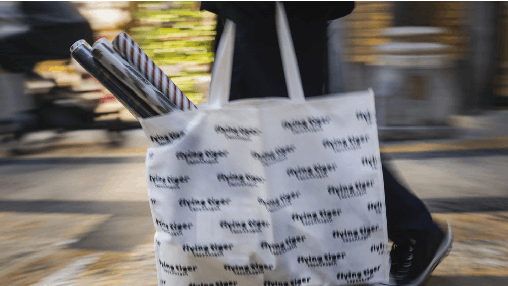 Firmajulegaver er en stærk tradition blandt private virksomheder, hvor næsten alle privatansatte får en gave med hjem fra chefen.