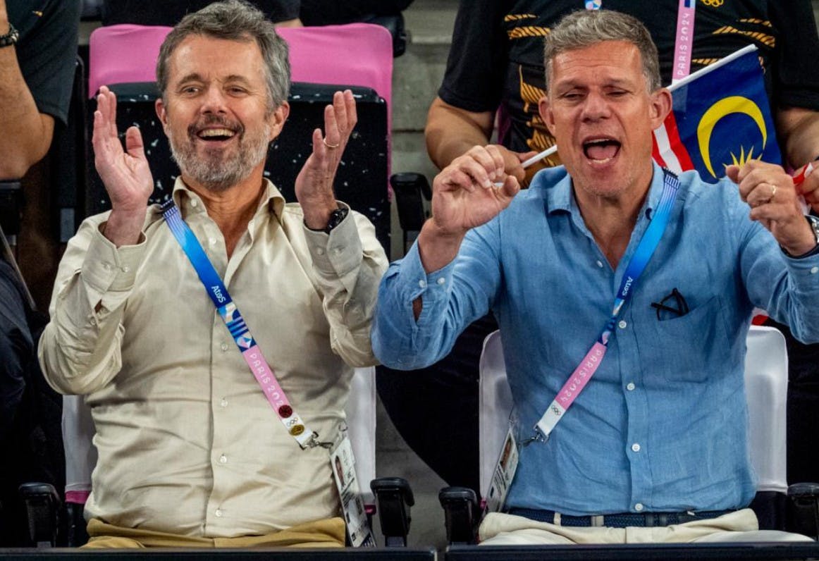 Morten Roland Hansen har i årevis været blandt kong Frederiks nærmeste rådgivere. Her ses de to sammen til OL i Paris 2024.