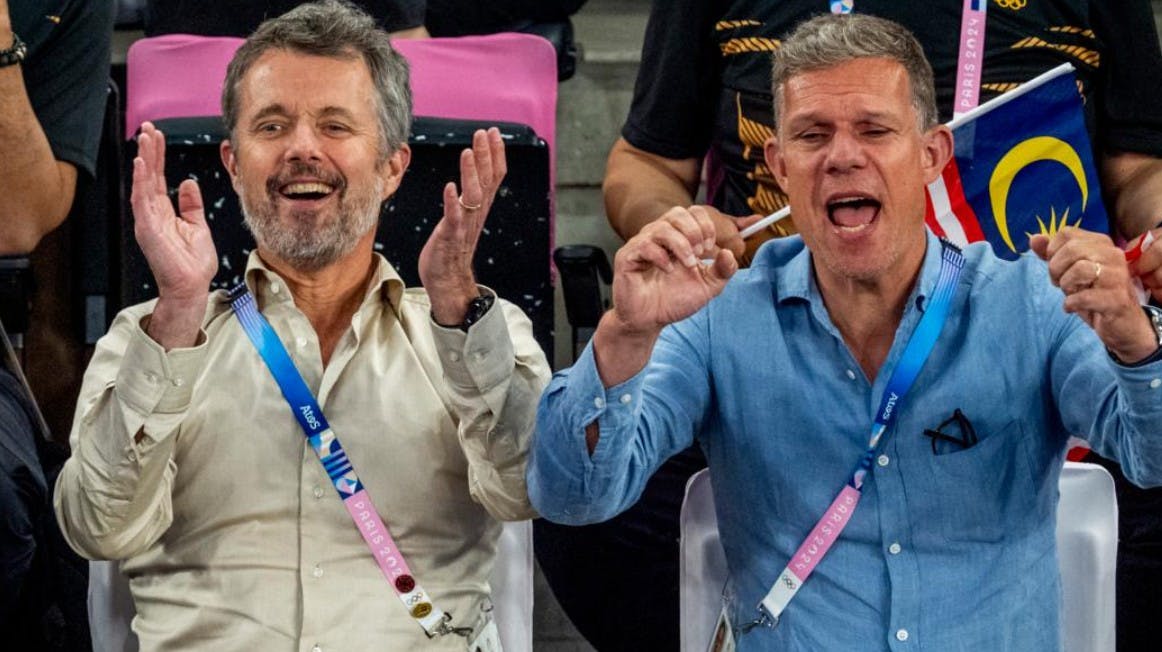 Morten Roland Hansen har i årevis været blandt kong Frederiks nærmeste rådgivere. Her ses de to sammen til OL i Paris 2024.