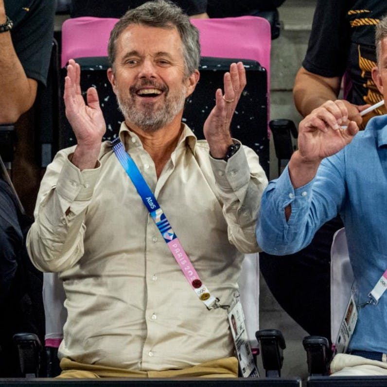 Morten Roland Hansen har i årevis været blandt kong Frederiks nærmeste rådgivere. Her ses de to sammen til OL i Paris 2024.