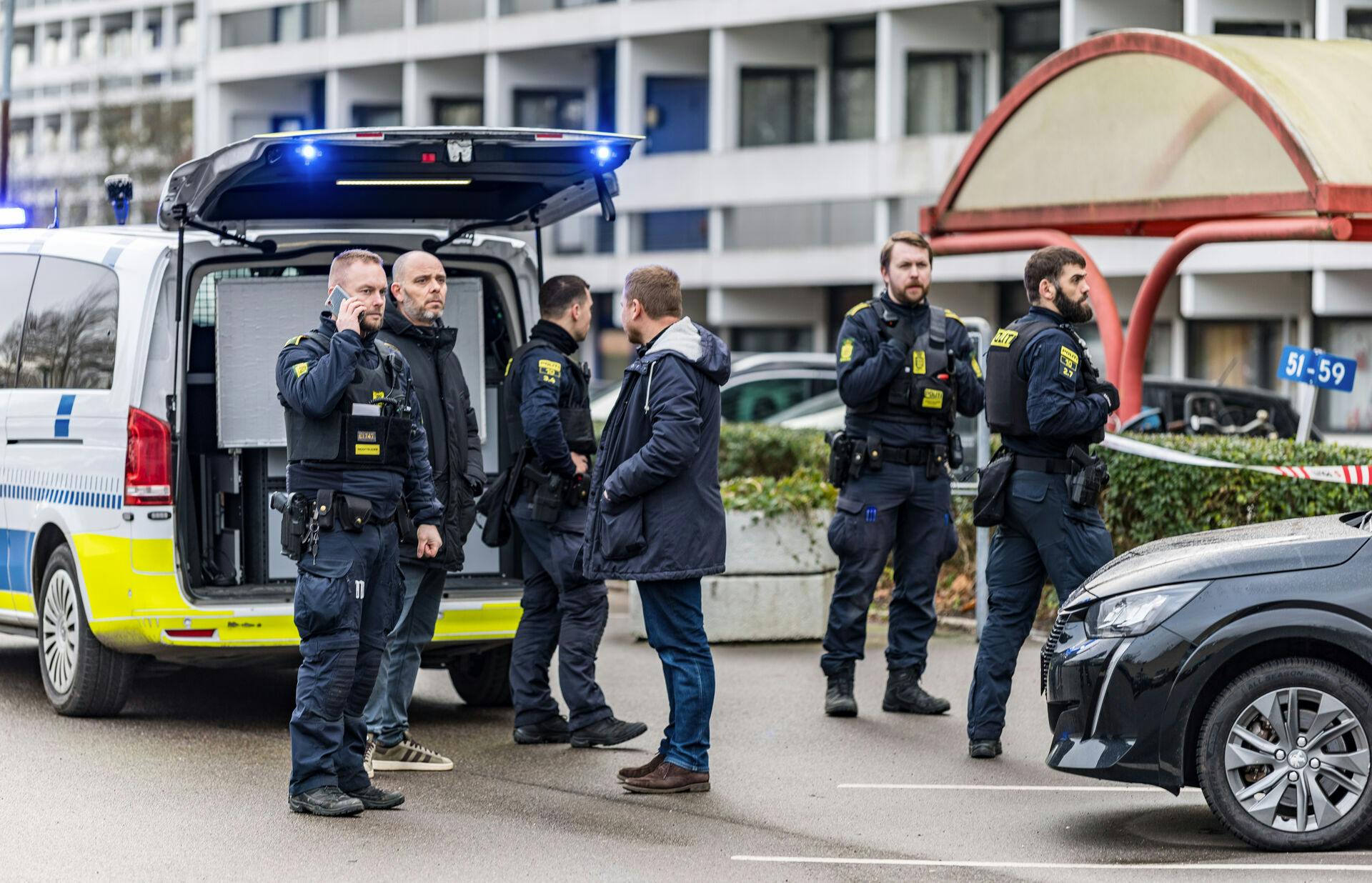 Politiet er talstærkt til stede i Høje Gladsaxe søndag.