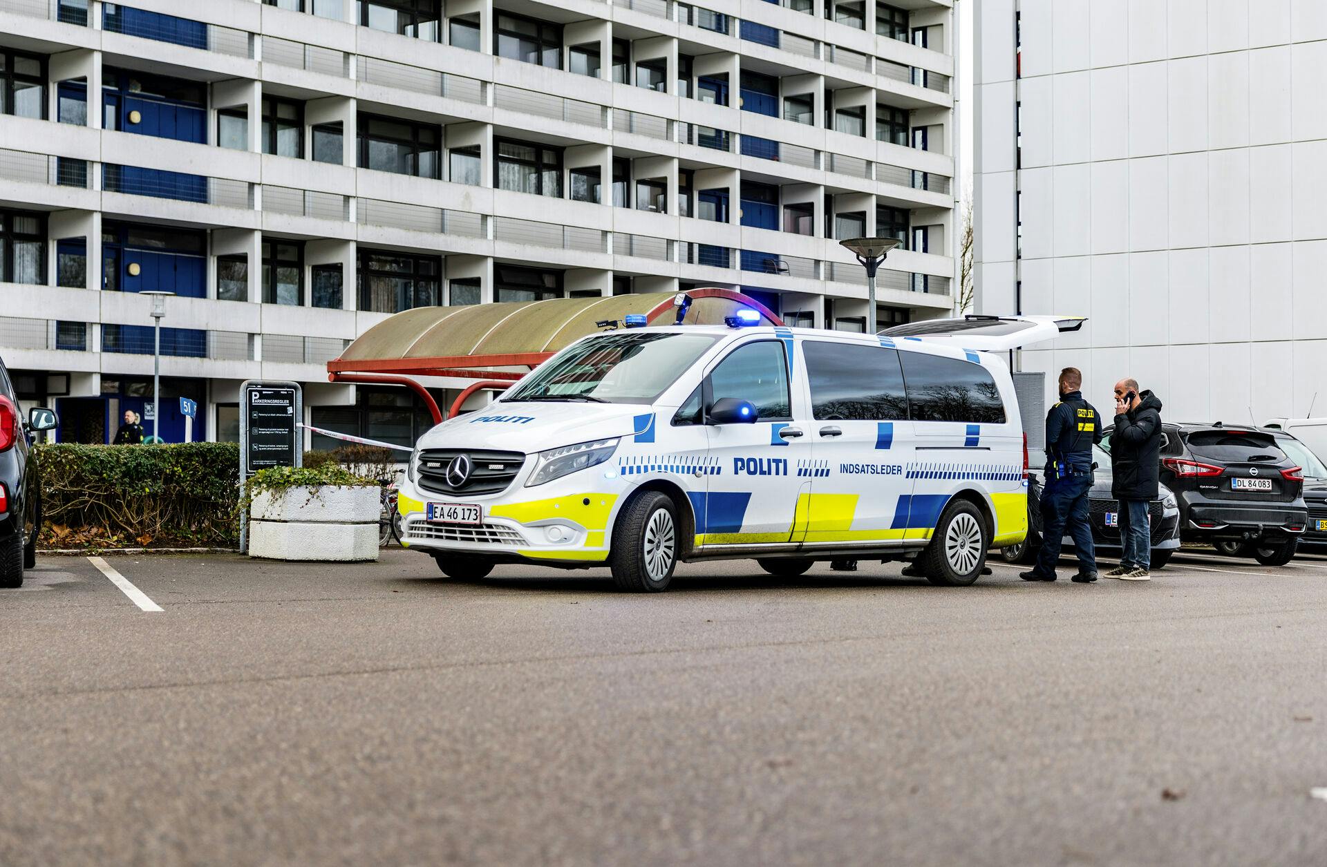 Politiet er til stede i Høje Gladsaxe søndag den 21. december 2025.