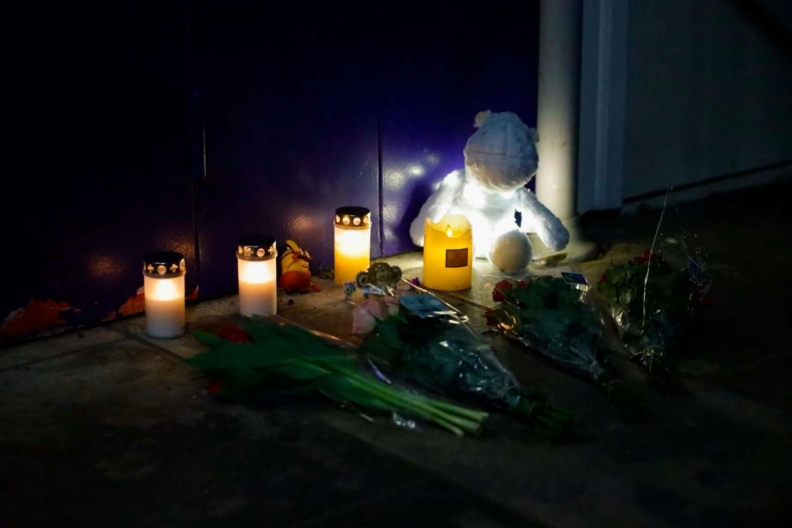 Der blev søndag sat blomster, lys og en lille bamse på stedet, hvor drengen mistede livet.