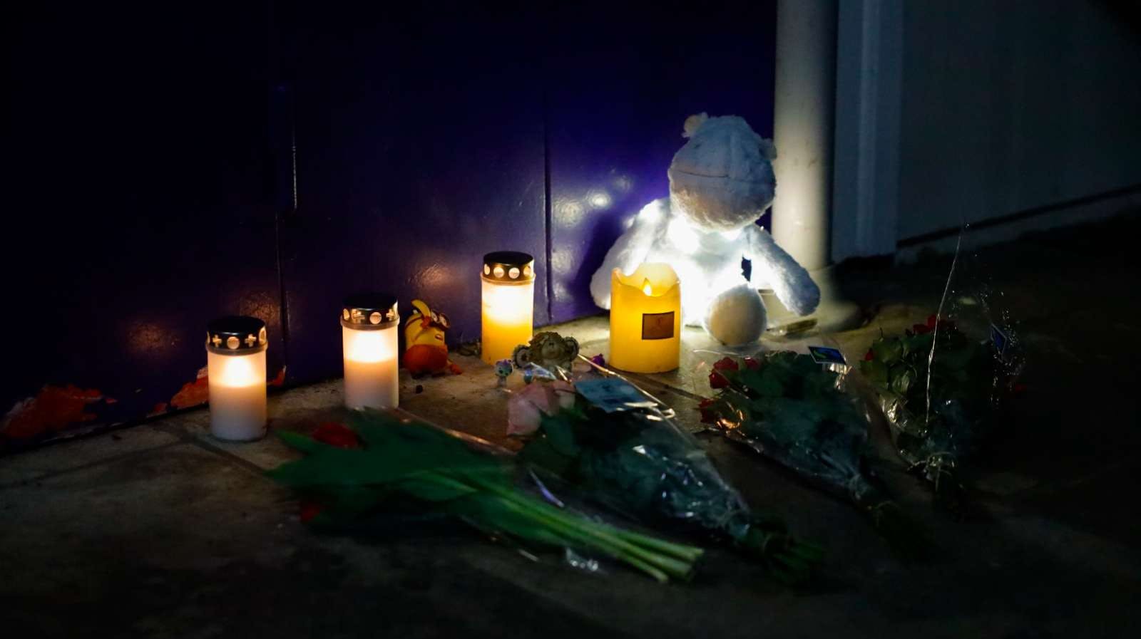 Der blev søndag sat blomster, lys og en lille bamse på stedet, hvor drengen mistede livet.