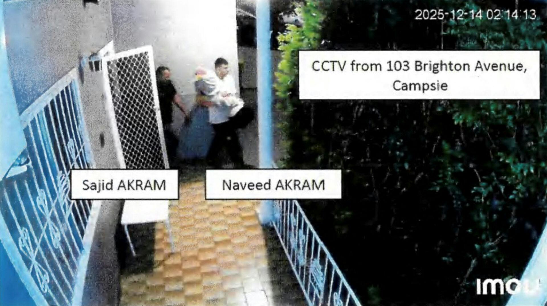 Her ses Naveed Akram og hans far, Sajid Akram, på vej med noget, de skjuler i et tæppe.