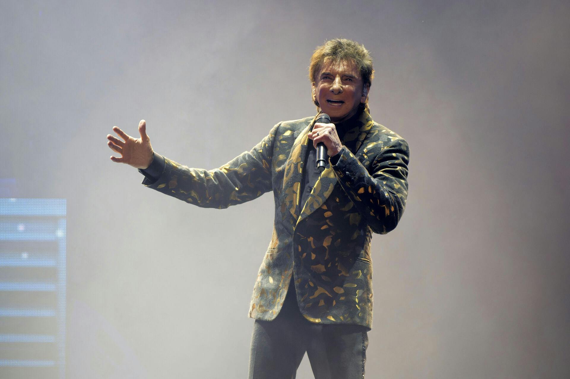 Barry Manilow er stadig i gang med at optræde i en alder af 82 år.