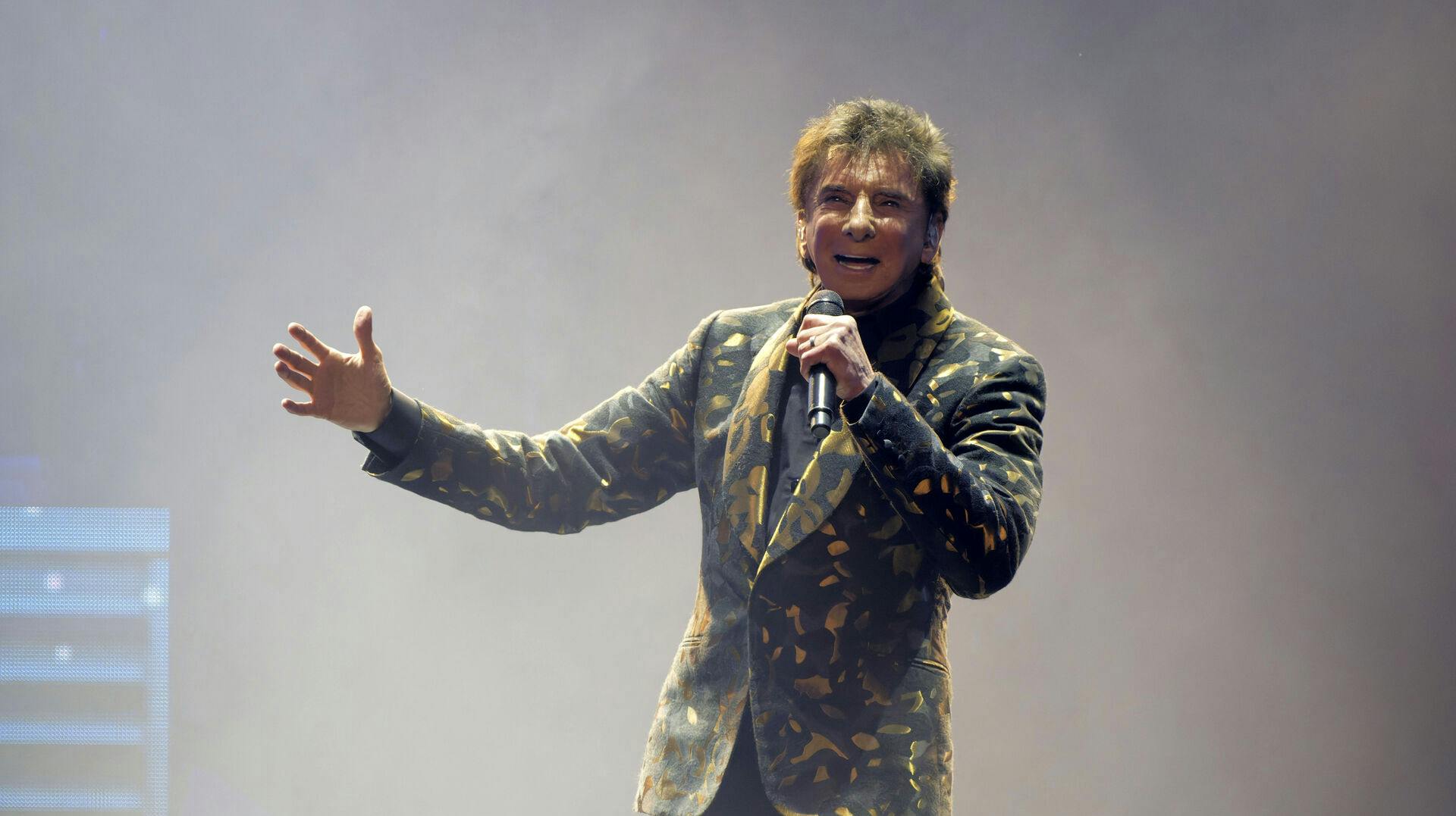 Barry Manilow er stadig i gang med at optræde i en alder af 82 år.