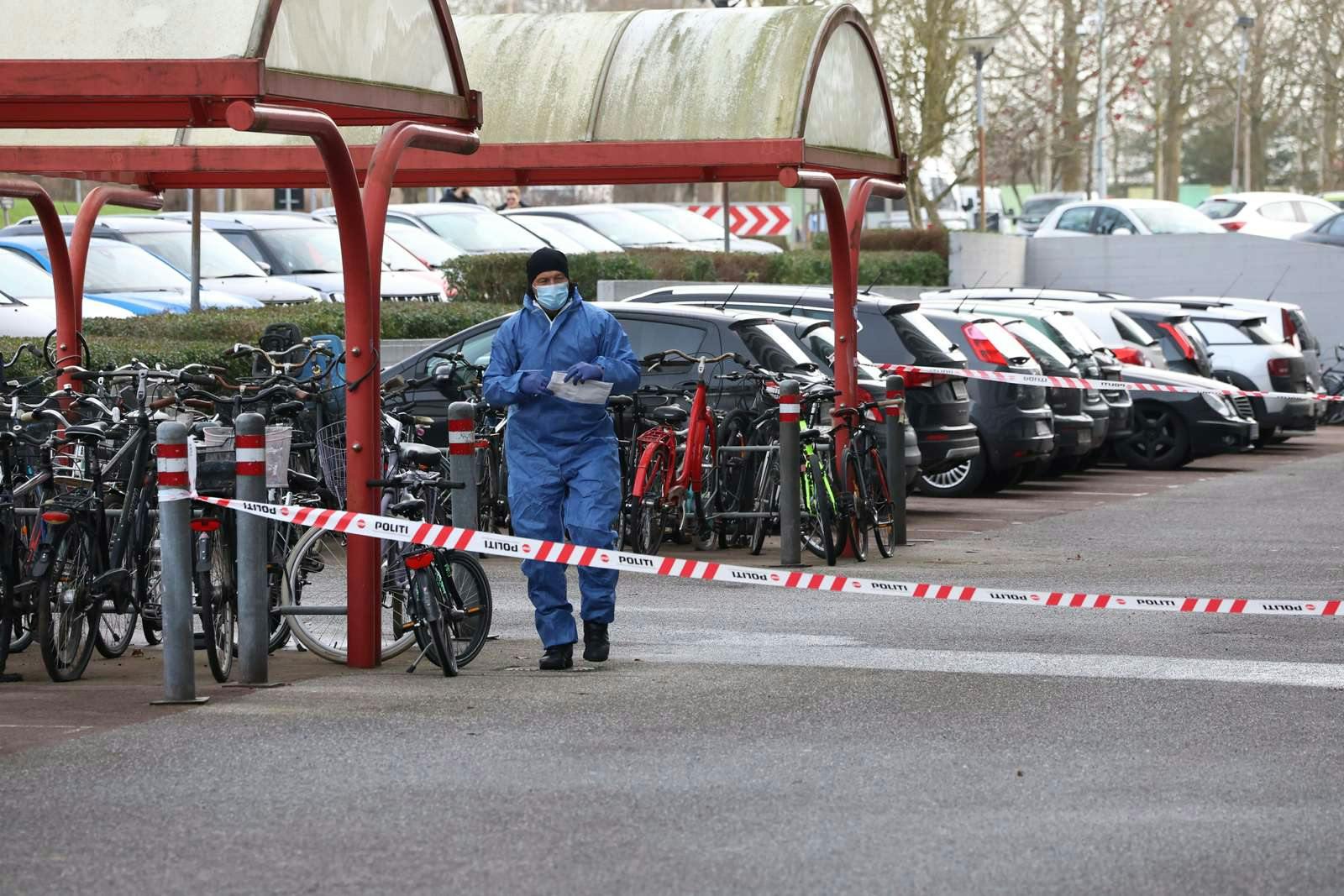 Politiet blev mange timer ved højhuset i Høje Gladsaxe, efter den toårige dreng mistede livet tidligere på dagen.