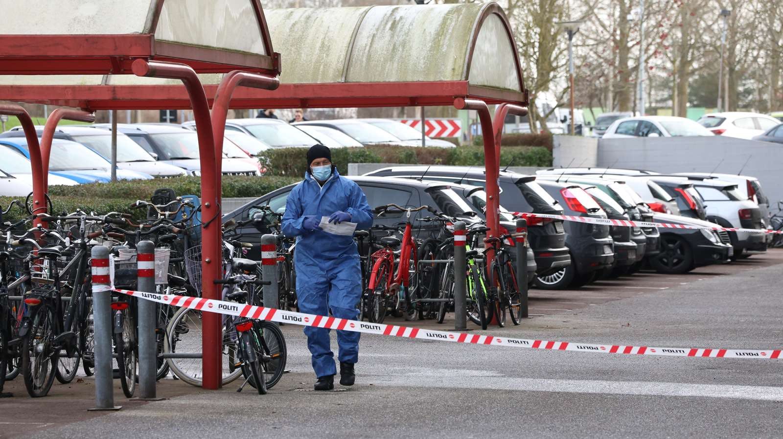 Politiet blev mange timer ved højhuset i Høje Gladsaxe, efter den toårige dreng mistede livet tidligere på dagen.