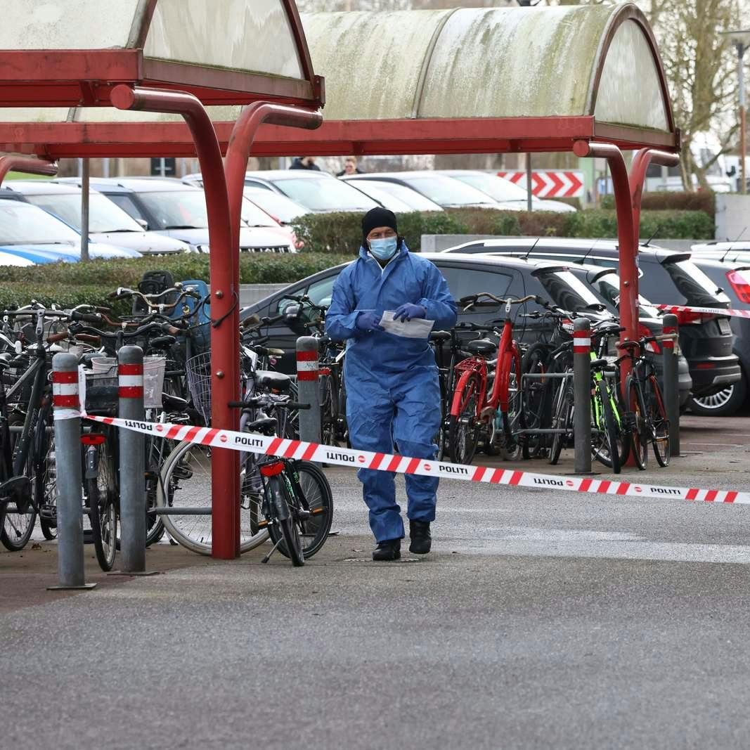Politiet blev mange timer ved højhuset i Høje Gladsaxe, efter den toårige dreng mistede livet tidligere på dagen.