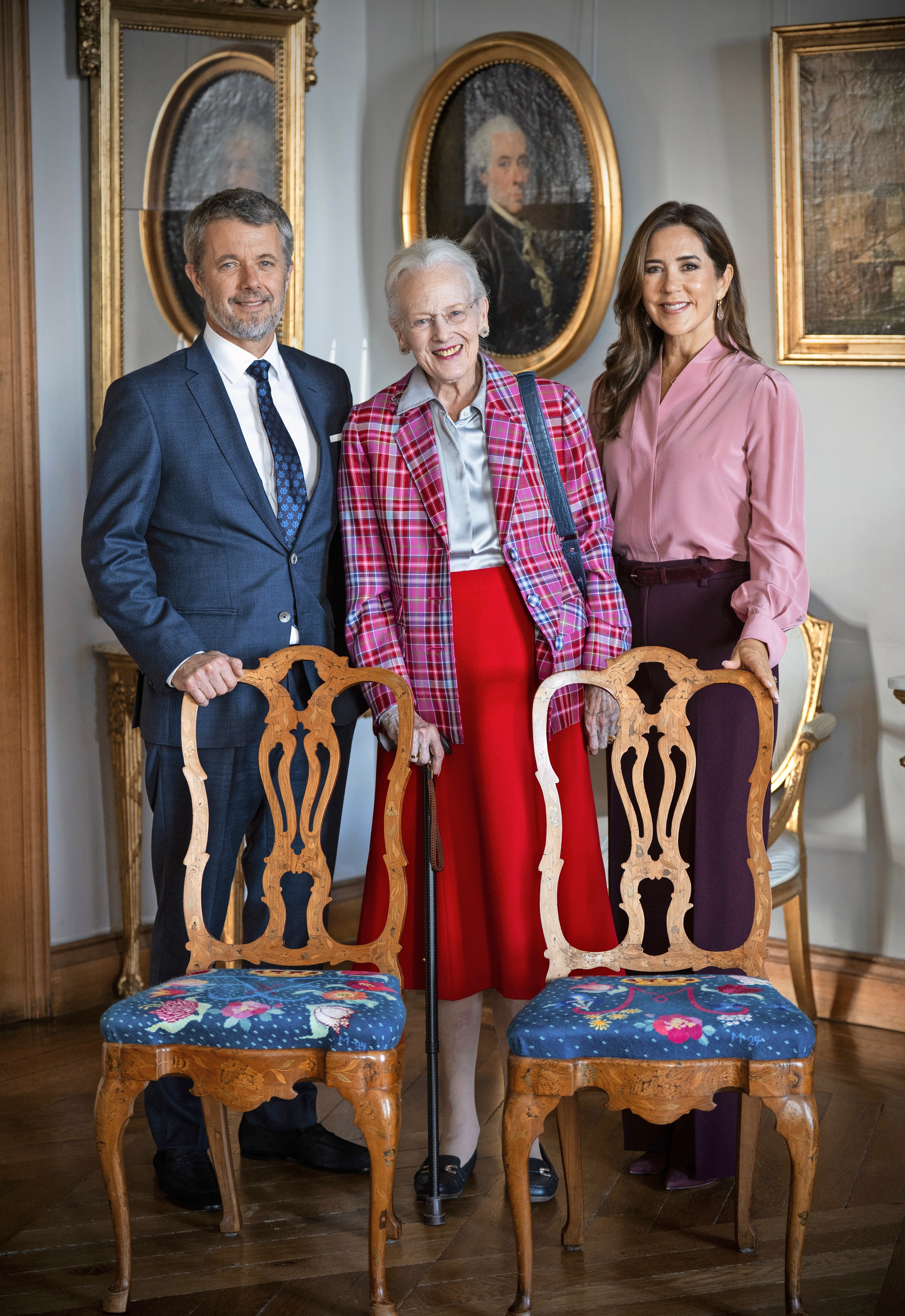 Dronning Margrethe og kong Frederik er blevet sat på den umulige opgave - nemlig at flette julehjerter.