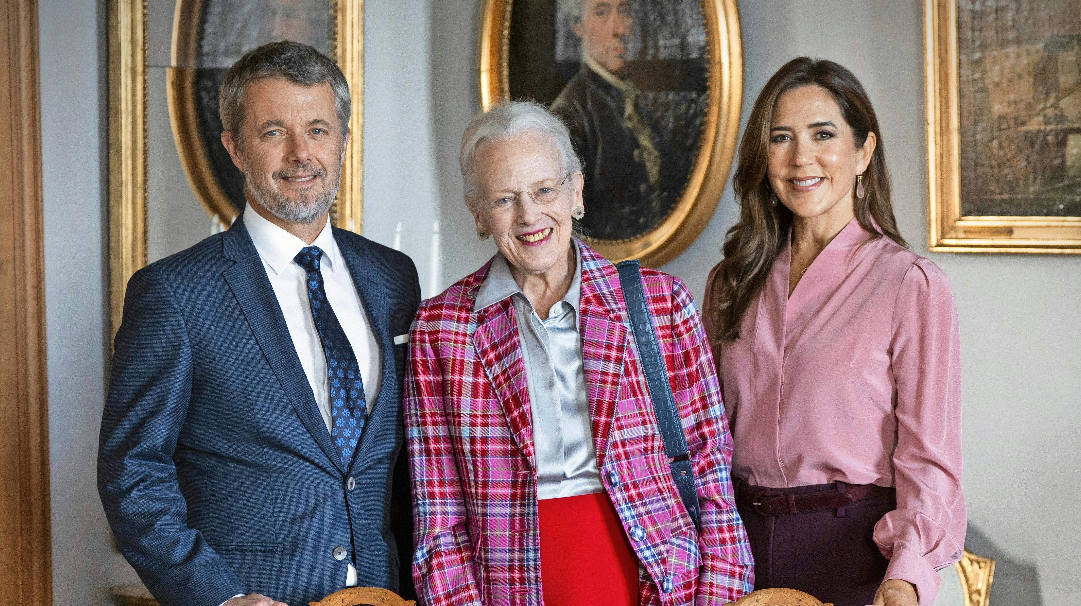 Dronning Margrethe og kong Frederik er blevet sat på den umulige opgave - nemlig at flette julehjerter.