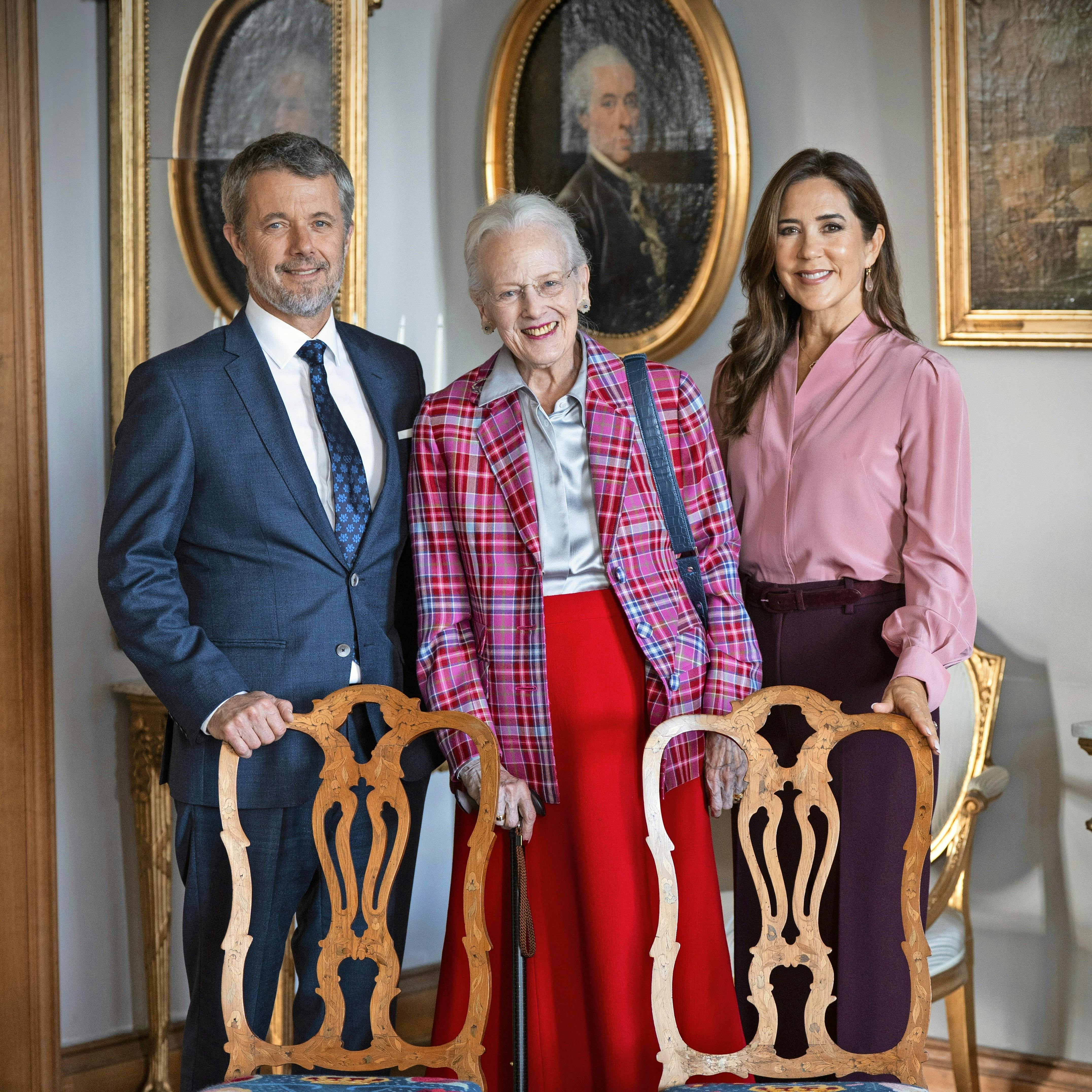 Dronning Margrethe og kong Frederik er blevet sat på den umulige opgave - nemlig at flette julehjerter.