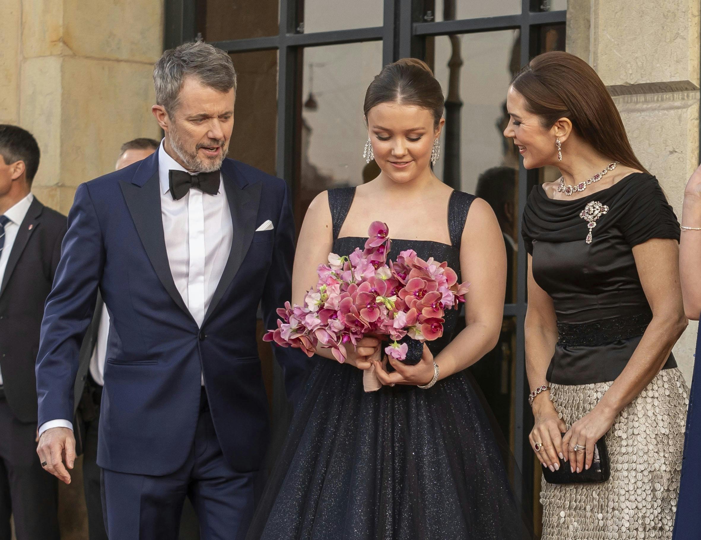 Der var både fest og farver i kongehusets 2025 - og på et tidspunkt fik 18-årige Isabella vist også tømmermænd af en helt bestemt beklædningsgenstand.