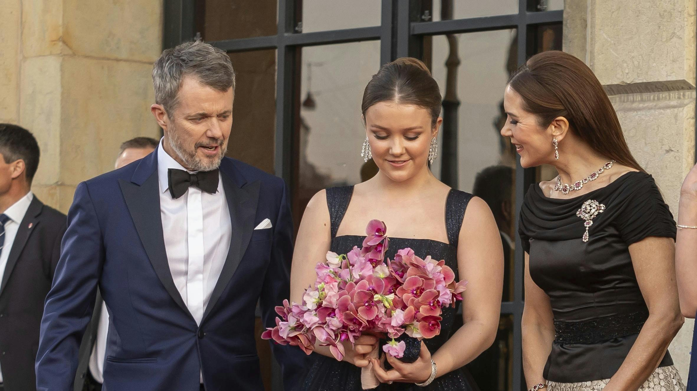 Der var både fest og farver i kongehusets 2025 - og på et tidspunkt fik 18-årige Isabella vist også tømmermænd af en helt bestemt beklædningsgenstand.