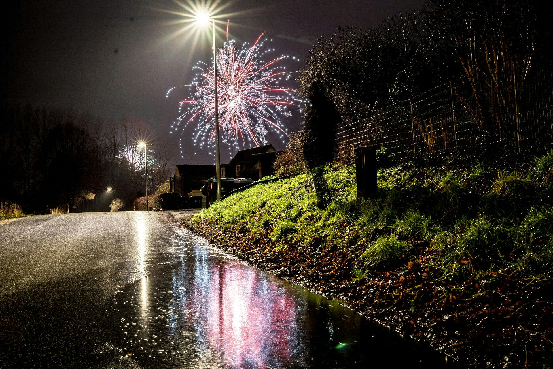 Nytårskrudt kan se forfærdeligt flot ud - men det er altså kun tilladt at nyde 31. december og 1. januar.